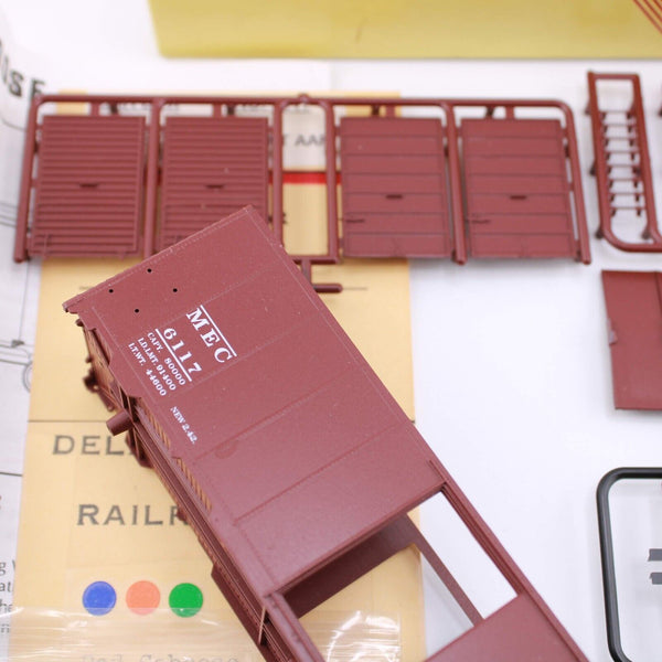 HO scale - MEC 6117 - Red Caboose - 40' AAR Main Central Box Car Kit
