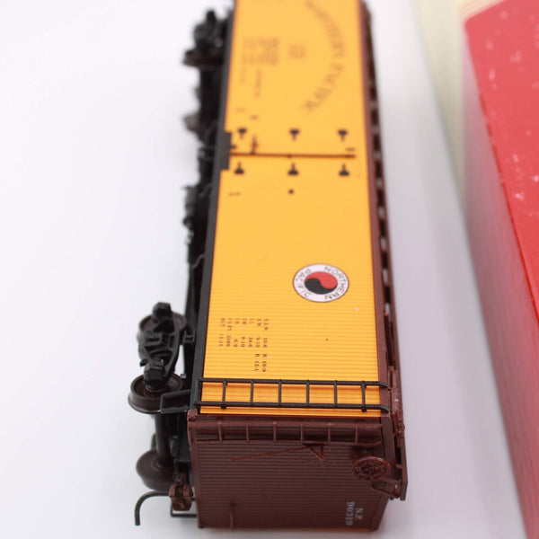 HO scale - NP 90319 - Red Caboose - Wooden Reefer Car