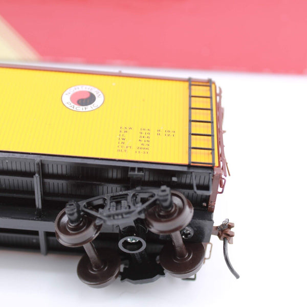 HO scale - NP 90319 - Red Caboose - Wooden Reefer Car