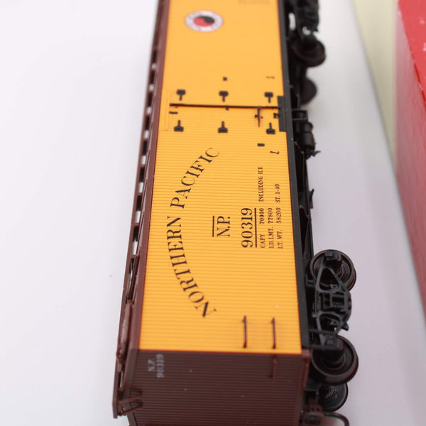 HO scale - NP 90319 - Red Caboose - Wooden Reefer Car