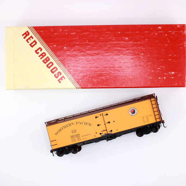 HO scale - NP 90319 - Red Caboose - Wooden Reefer Car