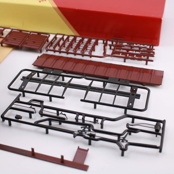 HO scale - MEC 6117 - Red Caboose - 40' AAR Main Central Box Car Kit