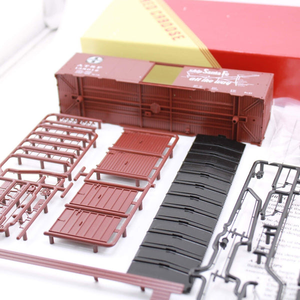 HO scale - ATSF 138012 - Red Caboose - Sanat Fe 40' AAR Box Car Kit