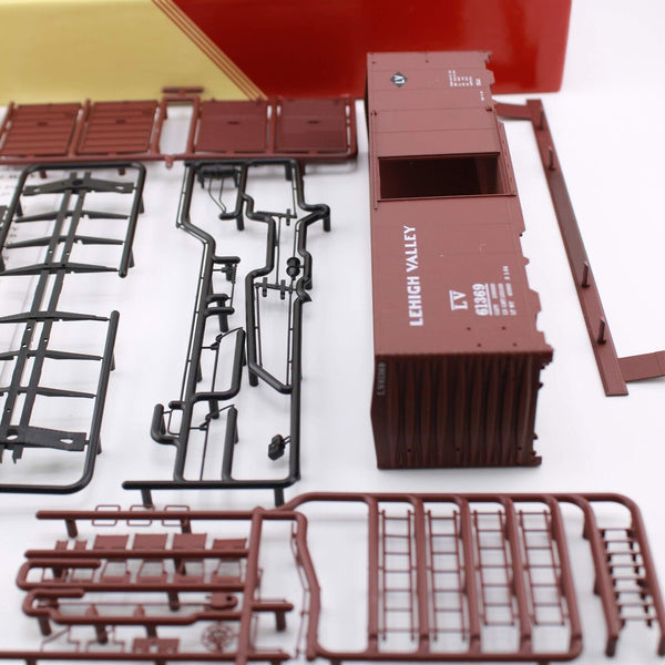 HO scale - LV 61369 - Red Caboose - 40' AAR Box Car Kit