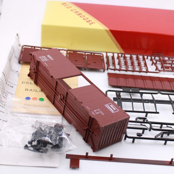HO scale - MEC 6117 - Red Caboose - 40' AAR Main Central Box Car Kit