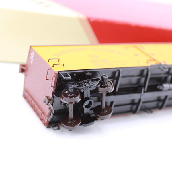 HO scale - NP 90319 - Red Caboose - Wooden Reefer Car