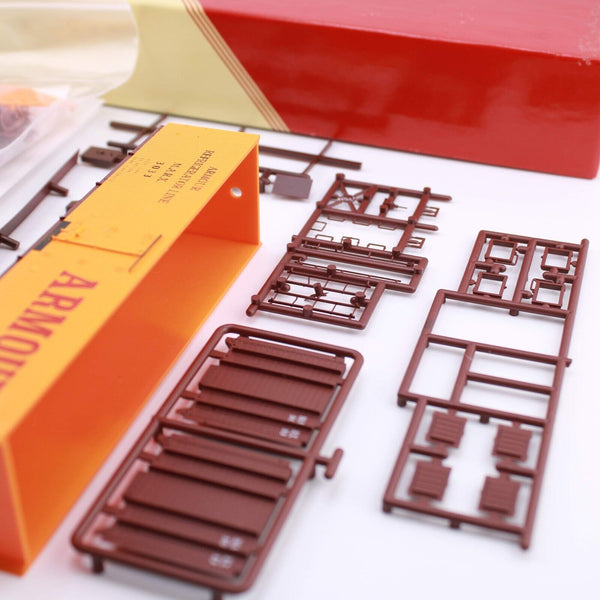 HO scale - MARX 3033 - Red Caboose - Armour Reefer Kit