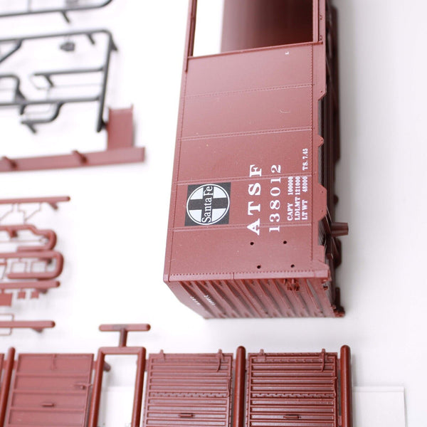HO scale - ATSF 138012 - Santa Fe 1937 - Red Caboose - 40" AAR Box Car Kit