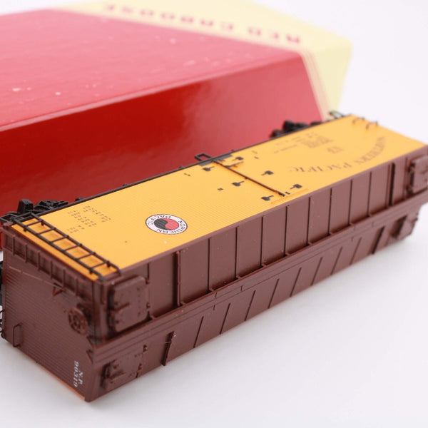 HO scale - NP 90319 - Red Caboose - Wooden Reefer Car
